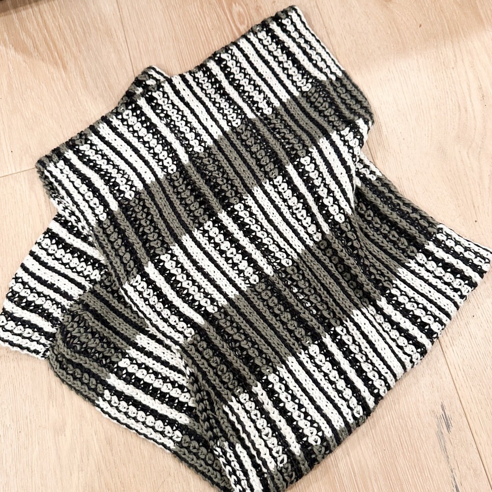 🔥 BCBG MAXAZRIA Black and White Striped Knit Infinity Scarf